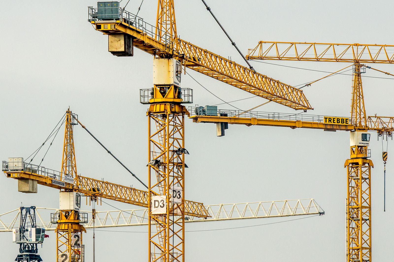 Tower cranes at the Skyline Towers building site