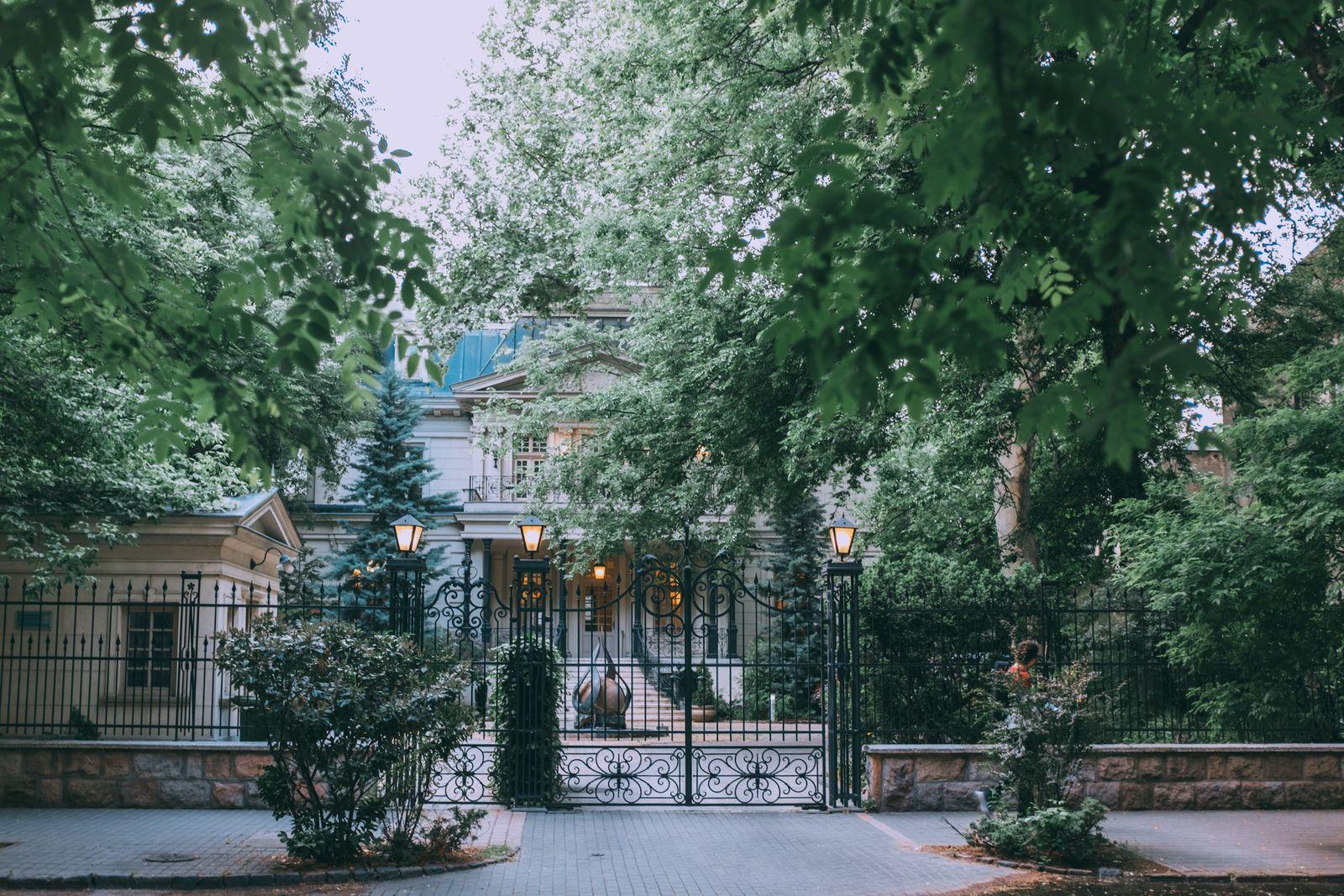 Artist's impression of a Whitestone Villas facade surrounded by greenery
